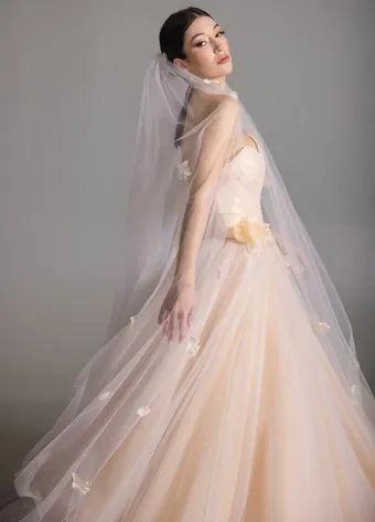 Blanc de Perez by Lazaro Style #Bloom #22 backface vertical cropped thumbnail