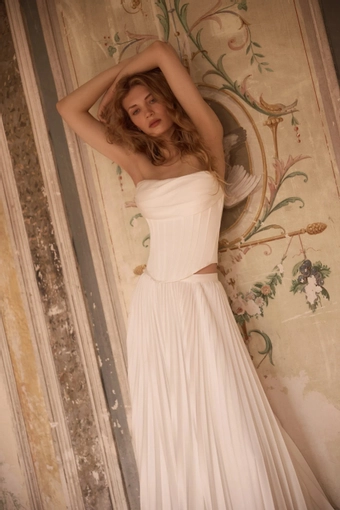 Tiare Daria Karlozi #3 frontface vertical cropped thumbnail