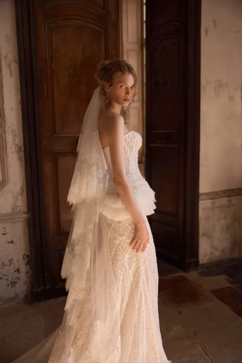 Gloriosa Daria Karlozi #4 backface vertical cropped thumbnail