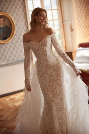 Araluen Daria Karlozi #3 frontface vertical cropped thumbnail