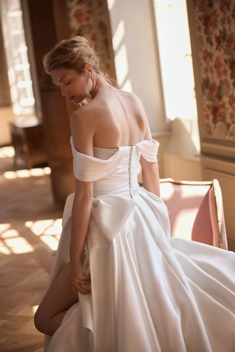 Brietta Daria Karlozi #5 backface vertical cropped thumbnail