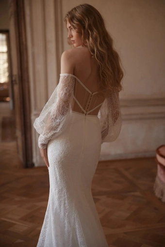 Orlaya Daria Karlozi #3 backface vertical cropped thumbnail