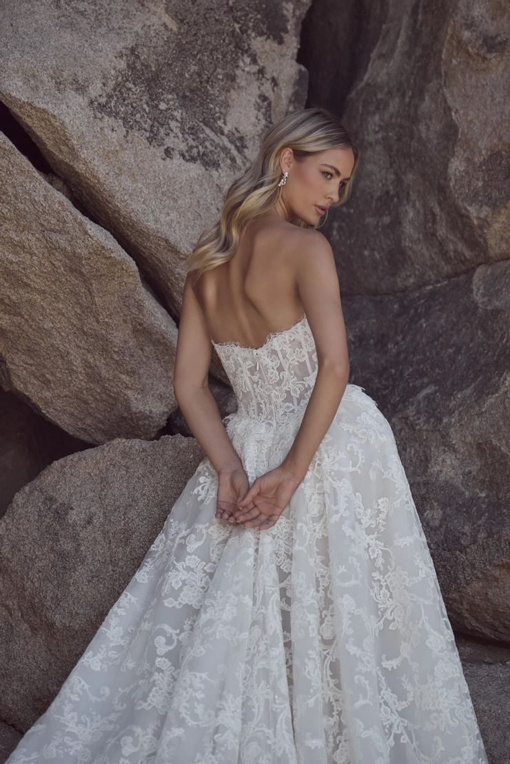 Calla Blanche Style #126123 #3 backface vertical cropped picture