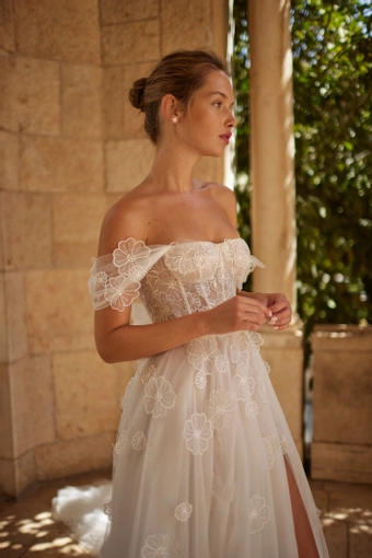 Arava Polak Leonie #2 frontface vertical cropped thumbnail