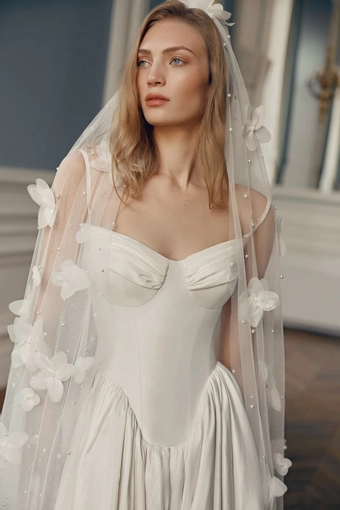 Lihi Hod Erin #1 frontface vertical cropped thumbnail