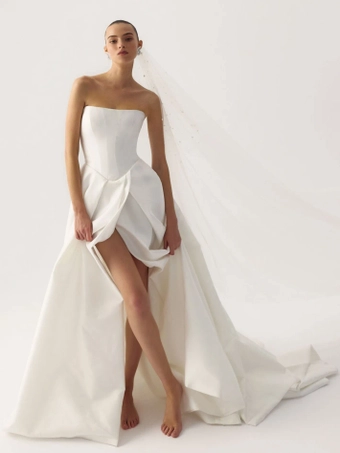 Lihi Hod Layla #0 default frontface vertical thumbnail