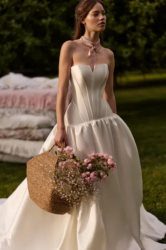 Milla by Lorenzo Rossi Clyra #4 frontface vertical cropped thumbnail