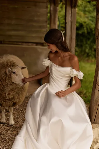 Milla by Lorenzo Rossi Onyxelle #6 frontface vertical cropped thumbnail