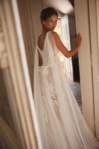 Luce Sposa #4 backface vertical cropped thumbnail