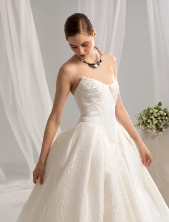 Valentini Style #E0928 #3 frontface vertical cropped thumbnail