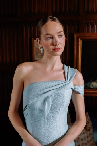 Sareh Nouri Hudson $4 frontface vertical cropped thumbnail