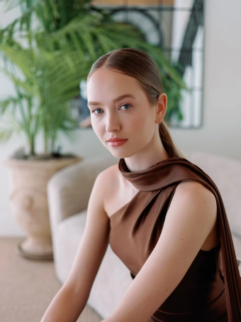 Sareh Nouri Reign $4 frontface vertical cropped thumbnail