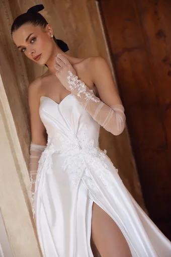 DOMINISS Kalea #4 frontface vertical cropped thumbnail