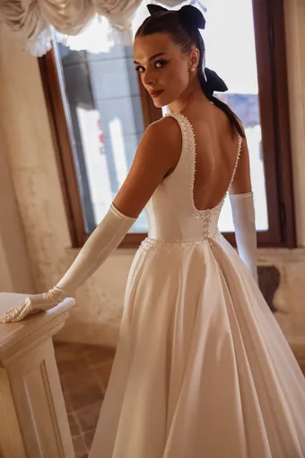 DOMINISS Kalista #4 backface vertical cropped thumbnail