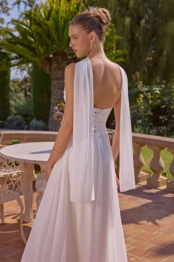 Amoris T741W #5 Off White backface vertical cropped thumbnail