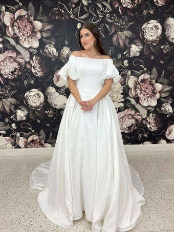 Olivia Harlow Halston #0 default frontface vertical thumbnail