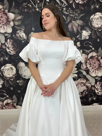 Olivia Harlow Halston #4 frontface vertical cropped thumbnail