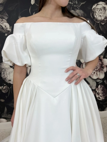 Olivia Harlow Halston #3 frontface vertical cropped thumbnail