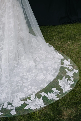 Jenny Yoo V12662 Gwendolyn Veil #3 vertical cropped thumbnail