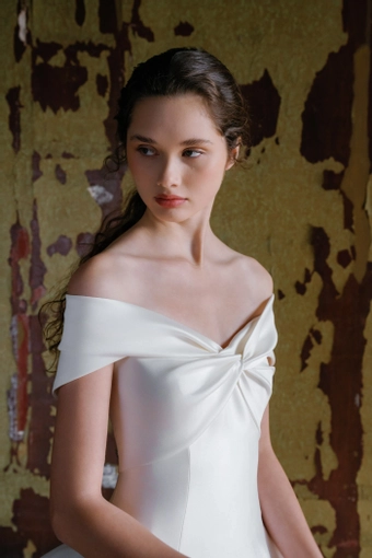 Sareh Nouri Irandokht $8 frontface vertical cropped thumbnail