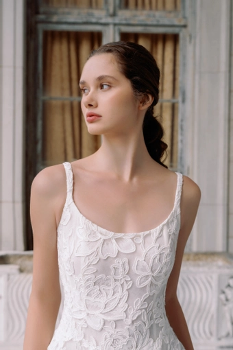 Sareh Nouri Raha $4 frontface vertical cropped thumbnail