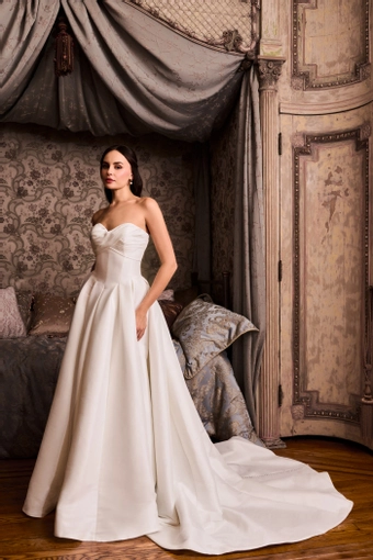 Kelly Faetanini #Daniela #0 default frontface vertical thumbnail