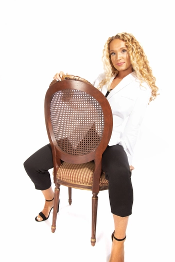 Larr Brio White Sophia #5 frontface vertical thumbnail