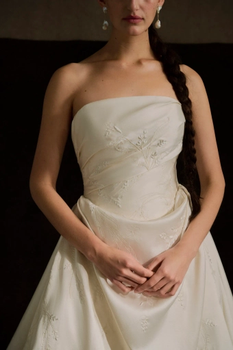 Enaura Petra #4 frontface vertical cropped thumbnail