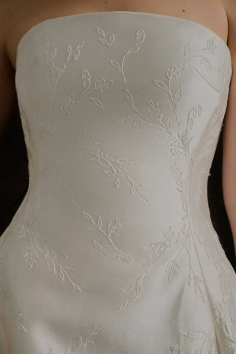 Enaura Sierra #5 frontface vertical cropped thumbnail