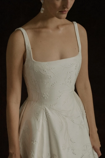 Enaura Victoria #1 frontface vertical cropped thumbnail