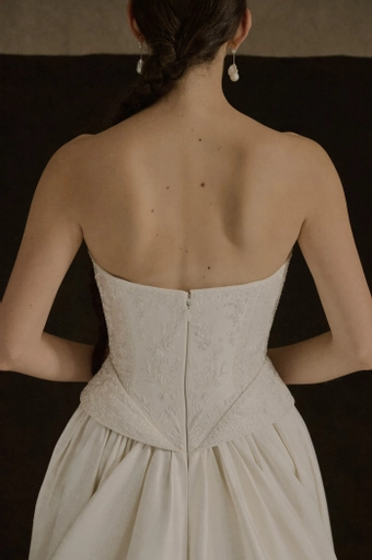 Enaura Liora #6 backface vertical cropped thumbnail