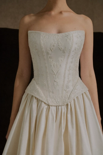 Enaura Liora #5 frontface vertical cropped thumbnail