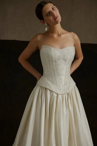 Enaura Liora #4 frontface vertical cropped thumbnail