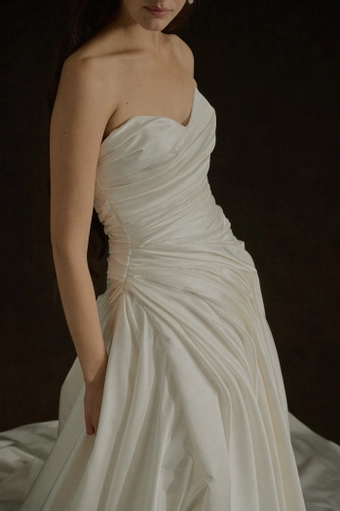 Enaura Reya #6 frontface vertical cropped thumbnail