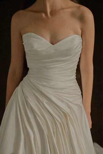 Enaura Reya #4 frontface vertical cropped thumbnail