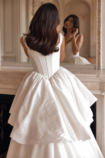 Yara Pollardi #3 backface vertical cropped thumbnail