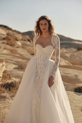 Eva Lendel Style Topaz #4 frontface vertical cropped thumbnail