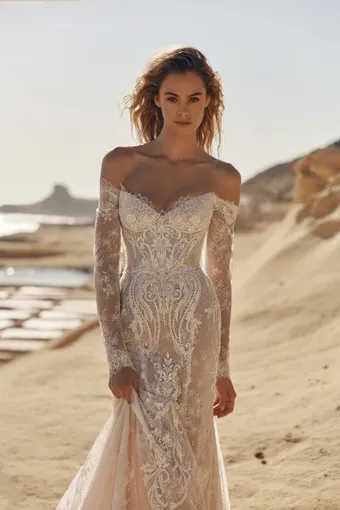 Eva Lendel Style Widian #2 frontface vertical cropped thumbnail