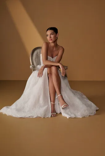 Christina Wu Brides #7 frontface vertical thumbnail