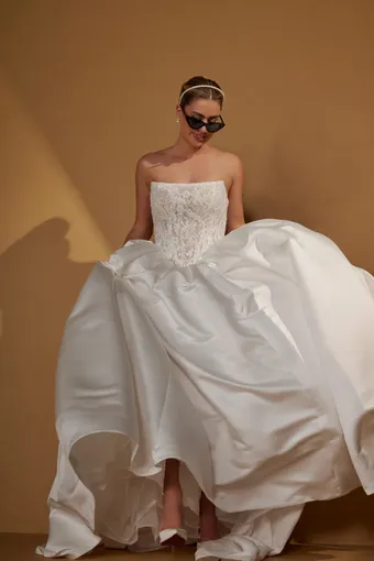 Christina Wu Brides #1 frontface vertical thumbnail