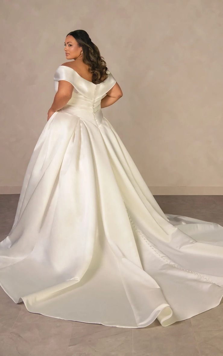 Essense of Australia Plus Size Every Body Every Bride Fall 2026 Backface Thumbnail Image