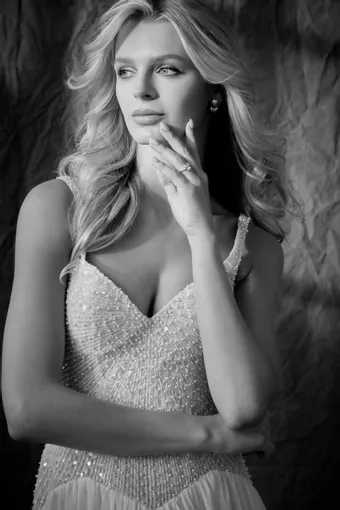 Madison James #8 frontface vertical cropped thumbnail