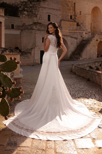 Monica Loretti 8416 #2 backface vertical thumbnail