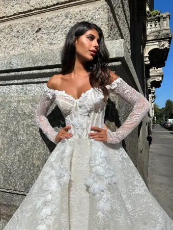 Amelia Dovita Milano #2 frontface vertical cropped thumbnail
