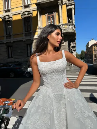 Mia Dovita Milano #3 frontface vertical cropped thumbnail