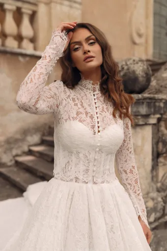 Adelle Dovita Milano #3 frontface vertical cropped thumbnail