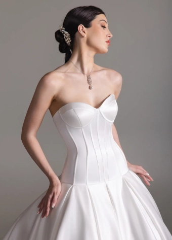 Lazaro Style NO. Blanca #5 frontface vertical cropped thumbnail