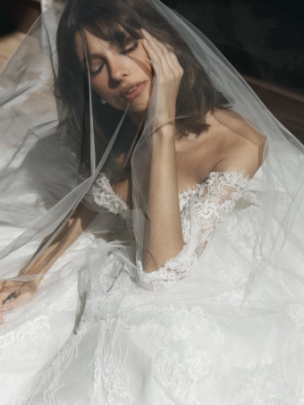 Leah Da Gloria Ambrose Veil #3 frontface vertical cropped thumbnail