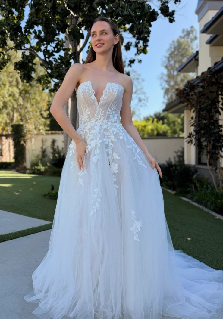 Nantes Collection by Evelyn Bridal Laura Image