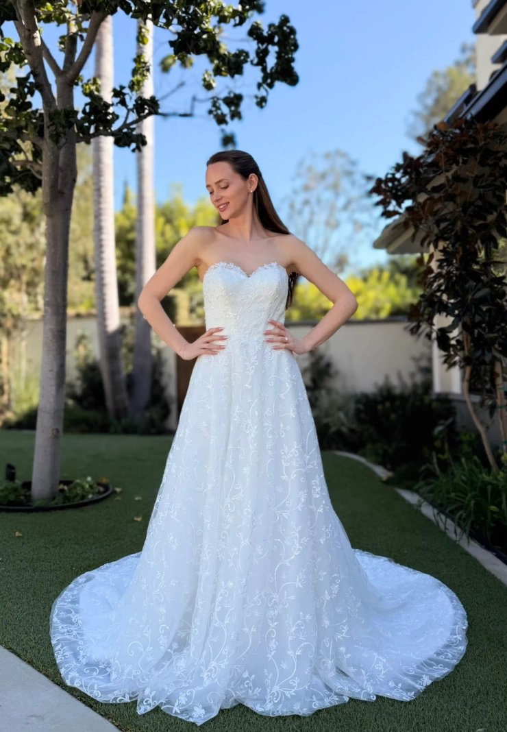 Nantes Collection by Evelyn Bridal Lorren Image